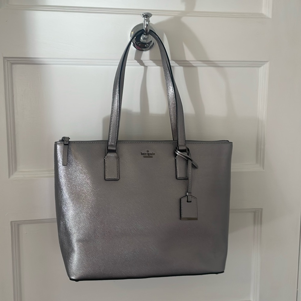 Never used Kate Spade shoulder bag. Zipper closure. Perfect condition. 11 x 16